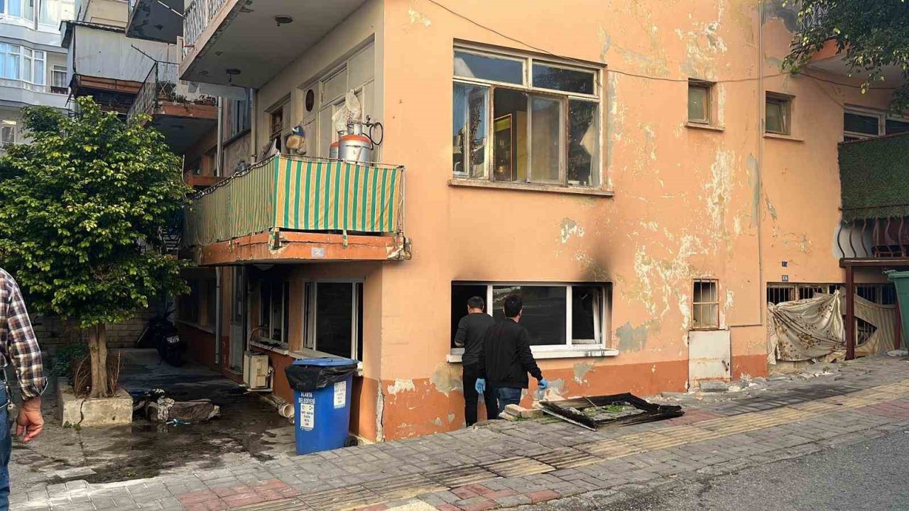 Alanya’da apartmanın giriş katında çıkan yangın korkuttu