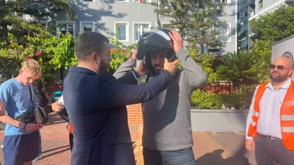 Alanya’da motosiklet sürücülerine ücretsiz kask dağıtıldı