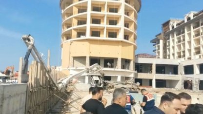 Alanya’da otel inşaatında yan yatan beton mikserin kolu işçiye çarptı: 1 ölü