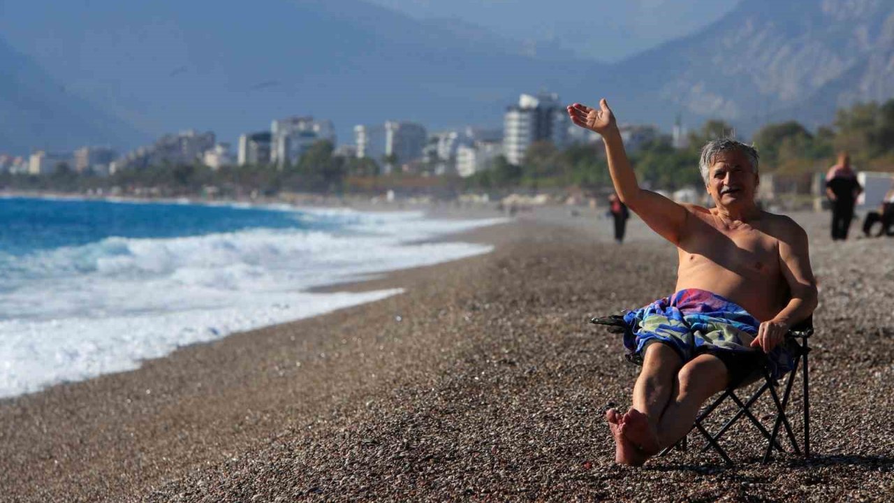 Antalya’da dün yağmur ve fırtına, bugün deniz keyfi