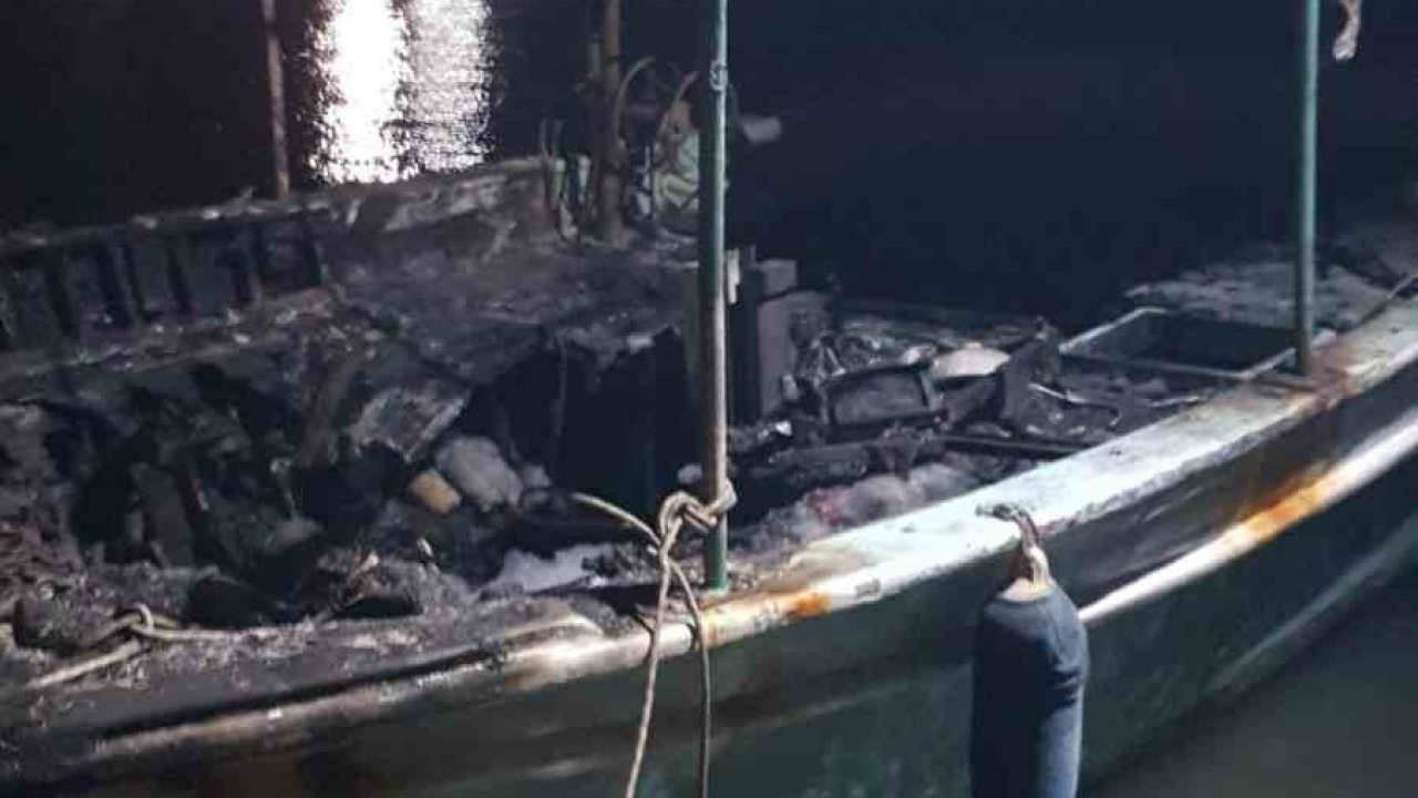 Antalya’da düşen yıldırım 3 tekneyi küle çevirdi