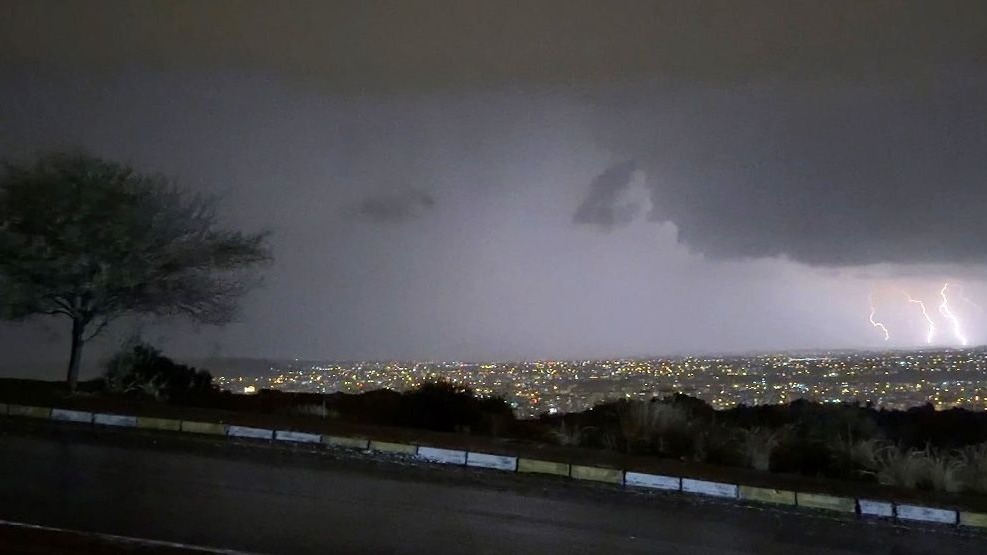 Antalya&#039;da geceyi şimşekler aydınlattı