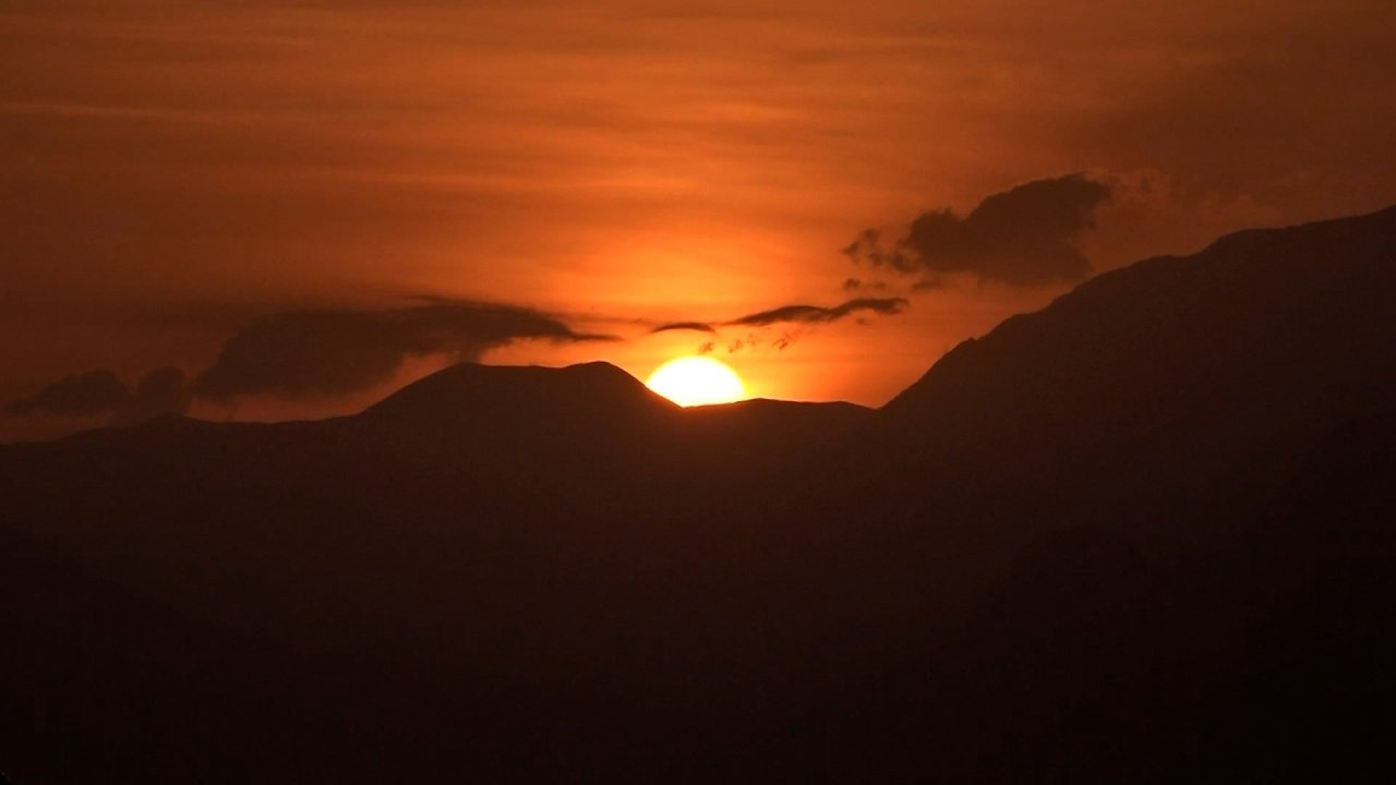 Antalya&#039;da gün batımında gökyüzü turuncuya büründü
