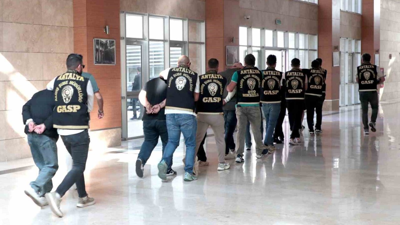 Antalya’da iş yerine zarar veren 10 şahıs tutuklandı