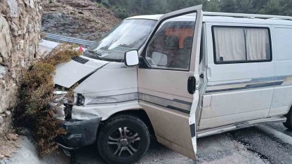 Antalya’da istinat duvarına çarpan aracın sürücüsü yaralandı