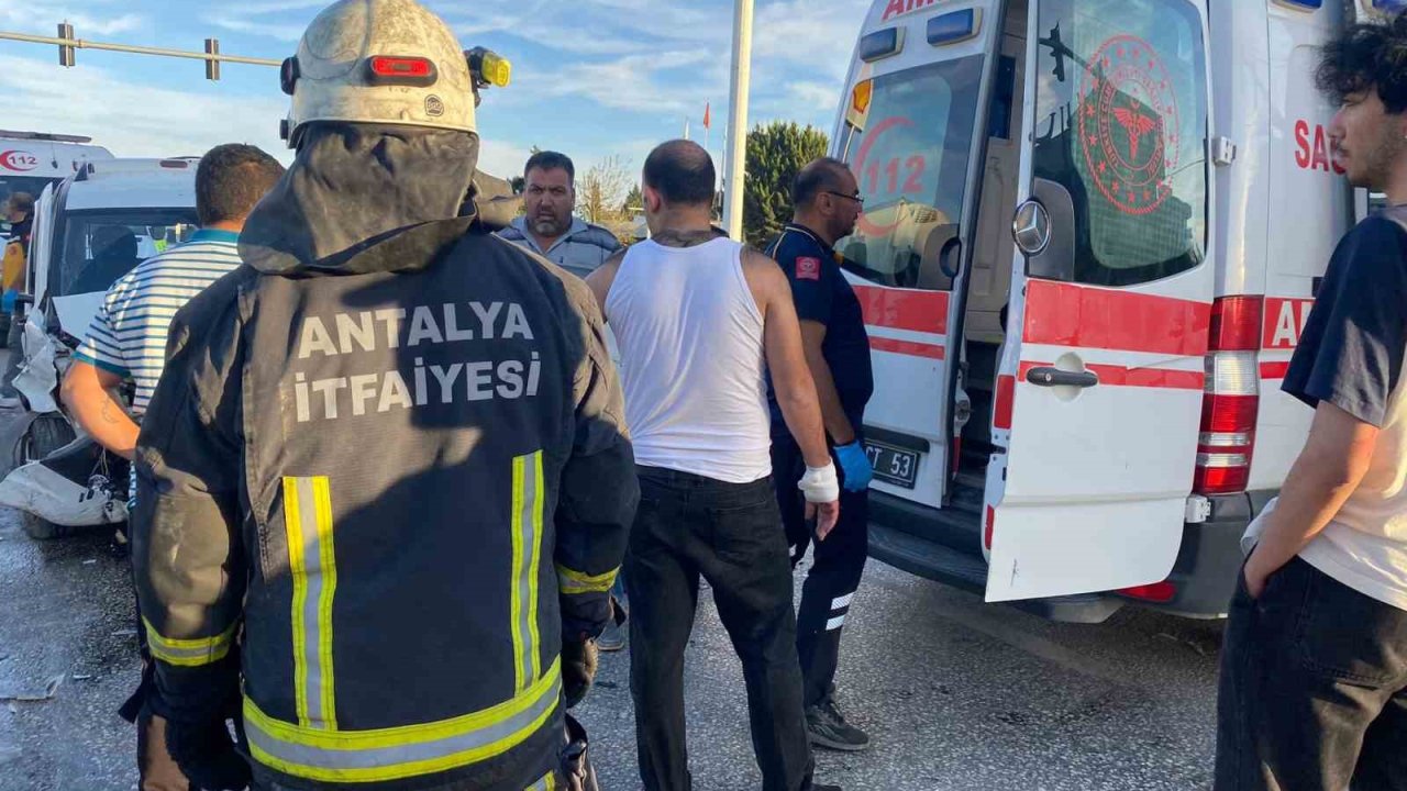 Antalya’da kavşakta iki araç çarpıştı: 4 yaralı