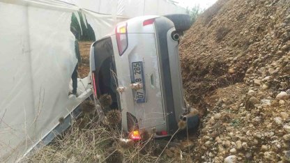 Antalya’da kontrolden çıkan otomobil devrildi: 5 yaralı