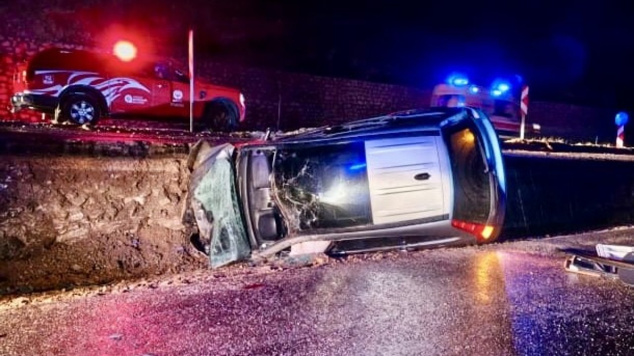 Antalya’da kontrolden çıkan otomobil yan yattı: 3 yaralı