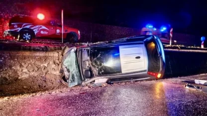 Antalya’da kontrolden çıkan otomobil yan yattı: 3 yaralı