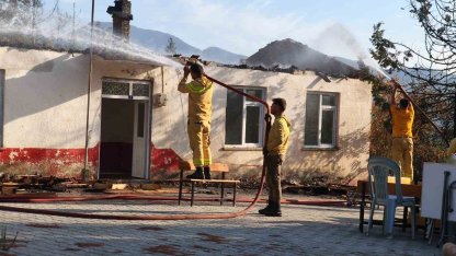 Antalya’da ormanlık alanda çıkan yangında eski okulun çatısı yandı