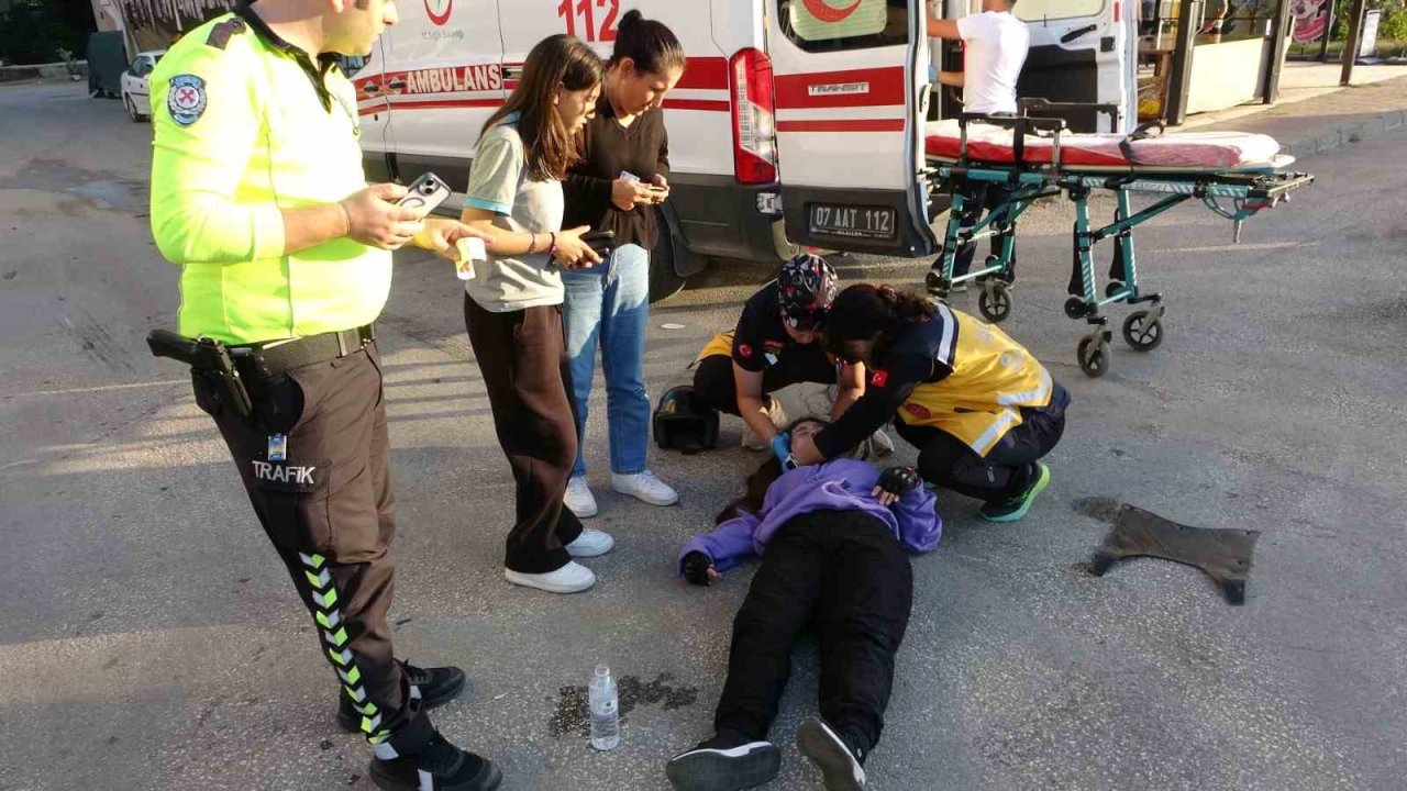 Antalya’da otomobille çarpışan motosikletin sürücüsü yola savrularak yaralandı