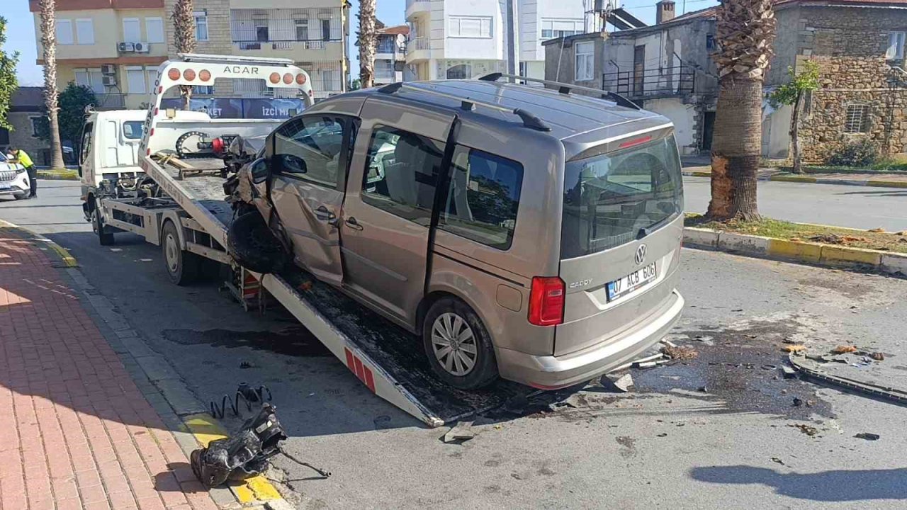 Antalya’da palmiye ağacına çarpan aracın sürücüsü yaralandı