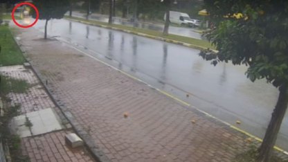 Antalya’da seyir halindeki otomobil bir anda alev topuna döndü, sürücü kendini dışarıya attı