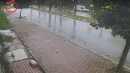 Antalya’da seyir halindeki otomobil bir anda alev topuna döndü, sürücü kendini dışarıya attı