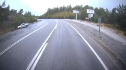 Antalya’da yağış nedeniyle kayganlaşan yolda otomobil takla attı: 2 yaralı