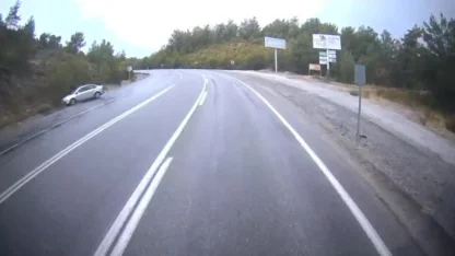 Antalya’da yağış nedeniyle kayganlaşan yolda otomobil takla attı: 2 yaralı