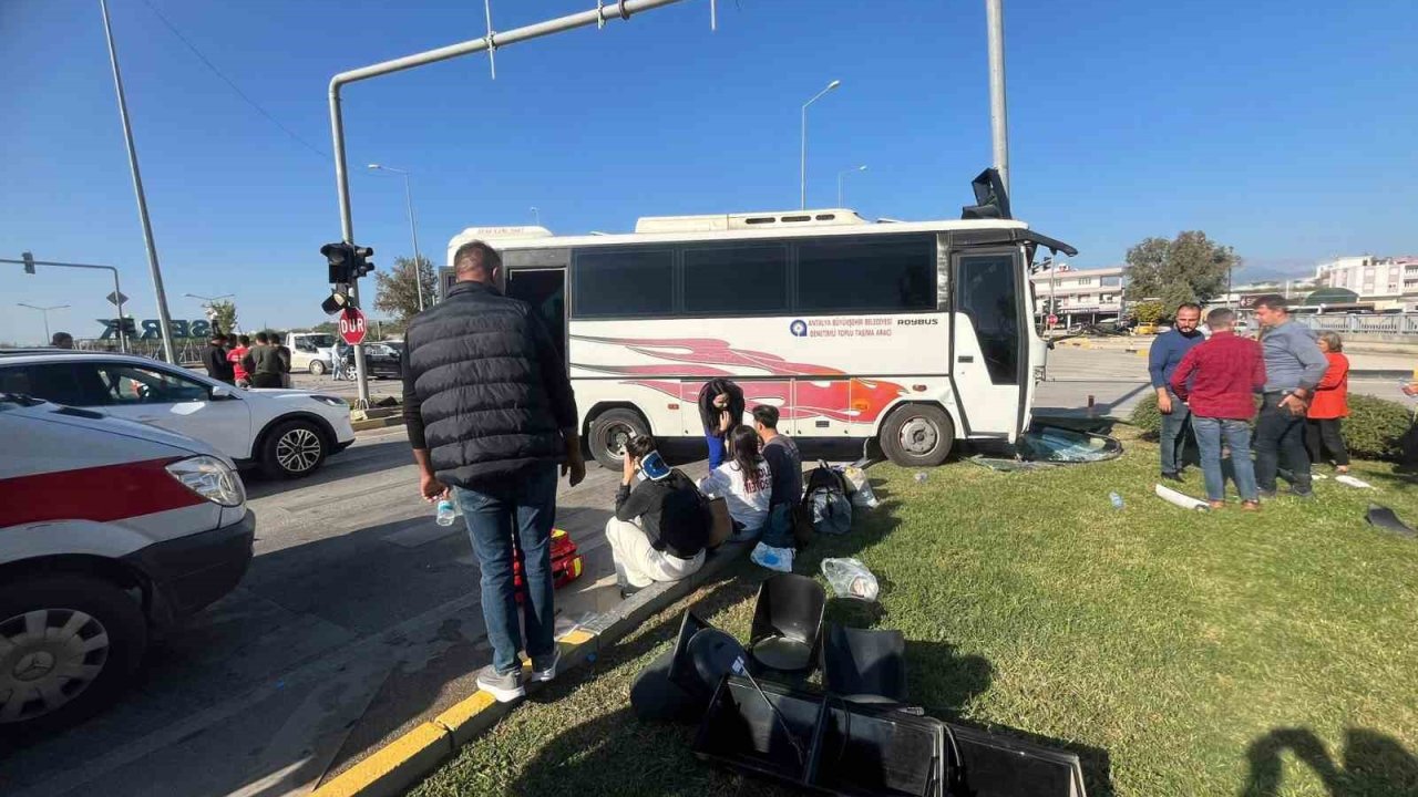 Antalya’da yolcu midibüsü ile otomobil çarpıştı: 4 yaralı