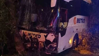 Antalya’da yolcu otobüsü refüjdeki ağaç ve aydınlatma direğine çarptı: 3 yaralı