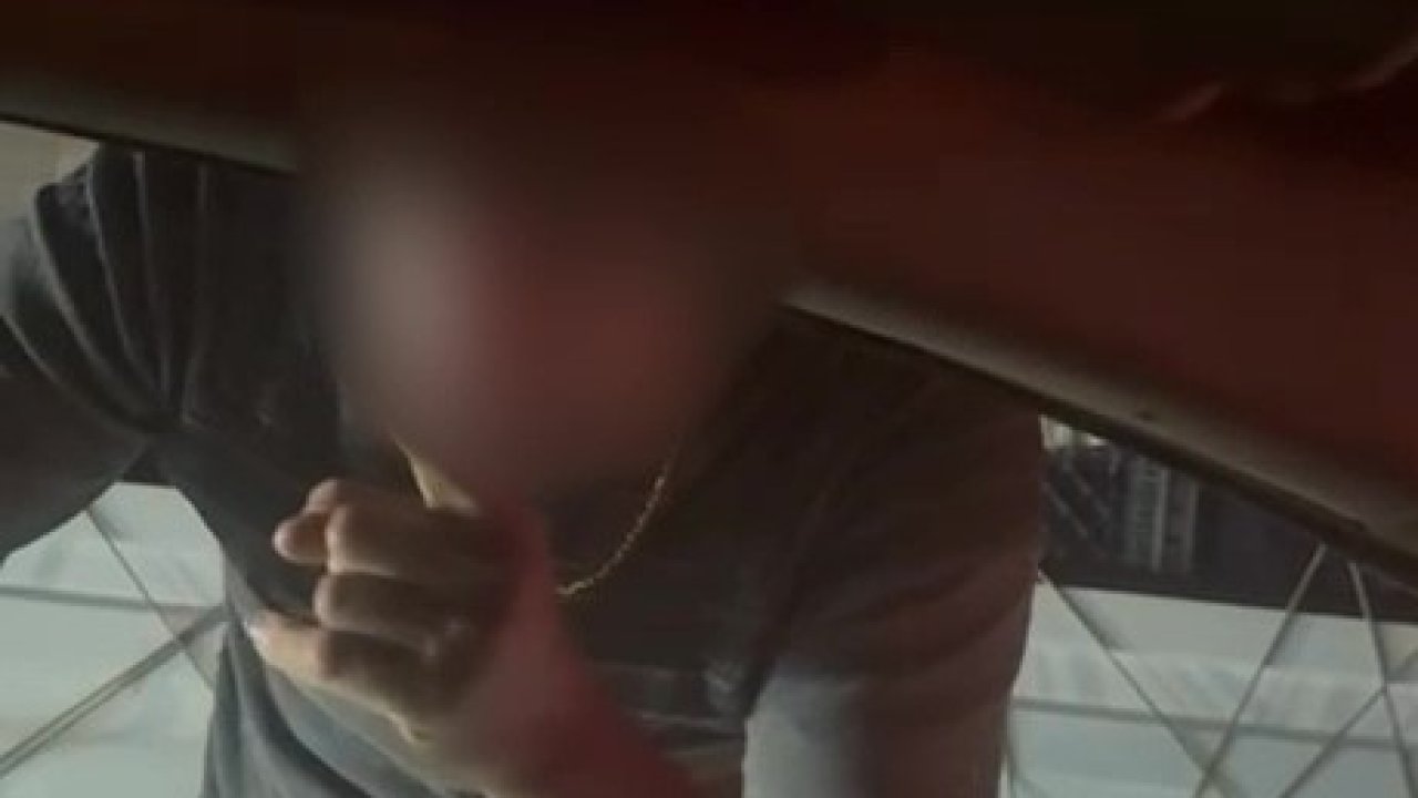 Aracın önünü kesip yumruklayan ve küfür eden trafik magandasına ev hapsi