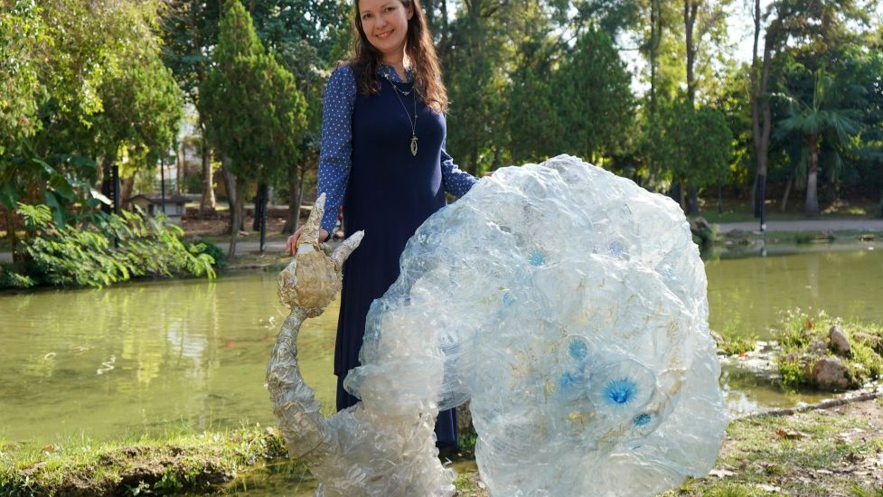 Atıkları güzelliğe dönüştürüyor
