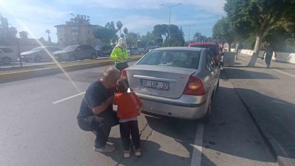 Babasının kazada hasar alan arabasını gören küçük çocuk gözyaşlarına boğuldu