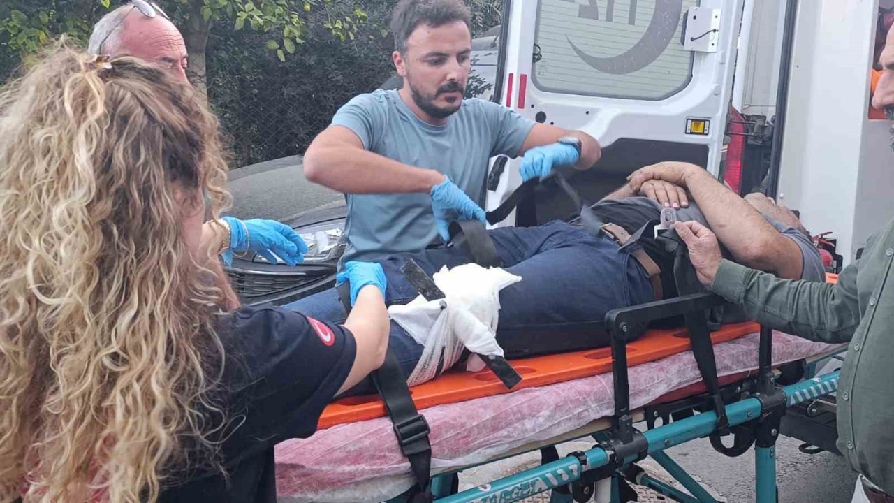 Bacağına saplanan korkuluk demiri ile hastaneye kaldırıldı