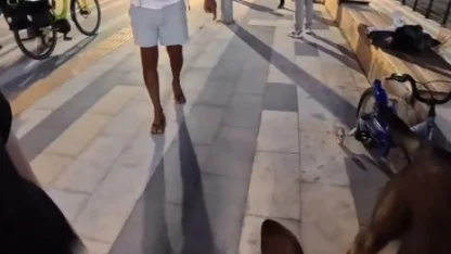 Bankta köpeğiyle oturan yerleşik yabancı kız çocuğu hayatının şokunu yaşadı