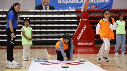 Büyükşehir kız çocuklarını floor curling sporu ile tanıştırdı
