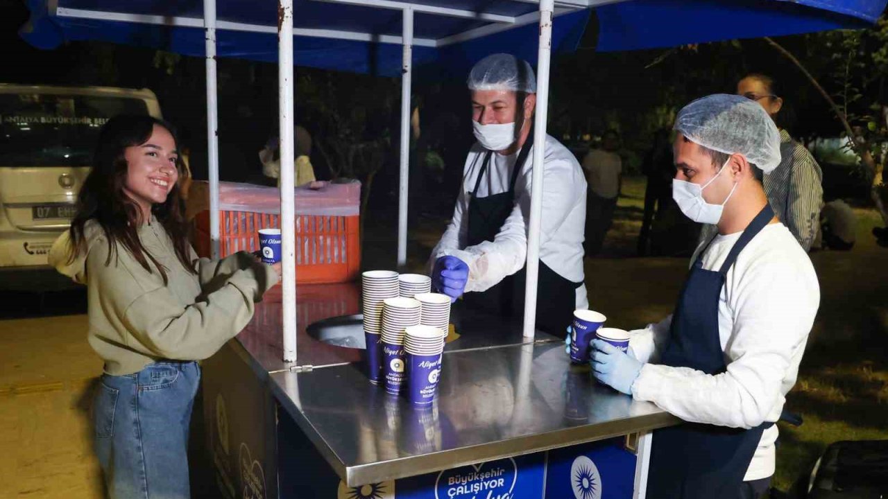 Büyükşehir’den soğuk sınav haftasında öğrencilere sıcak çorba ikramı