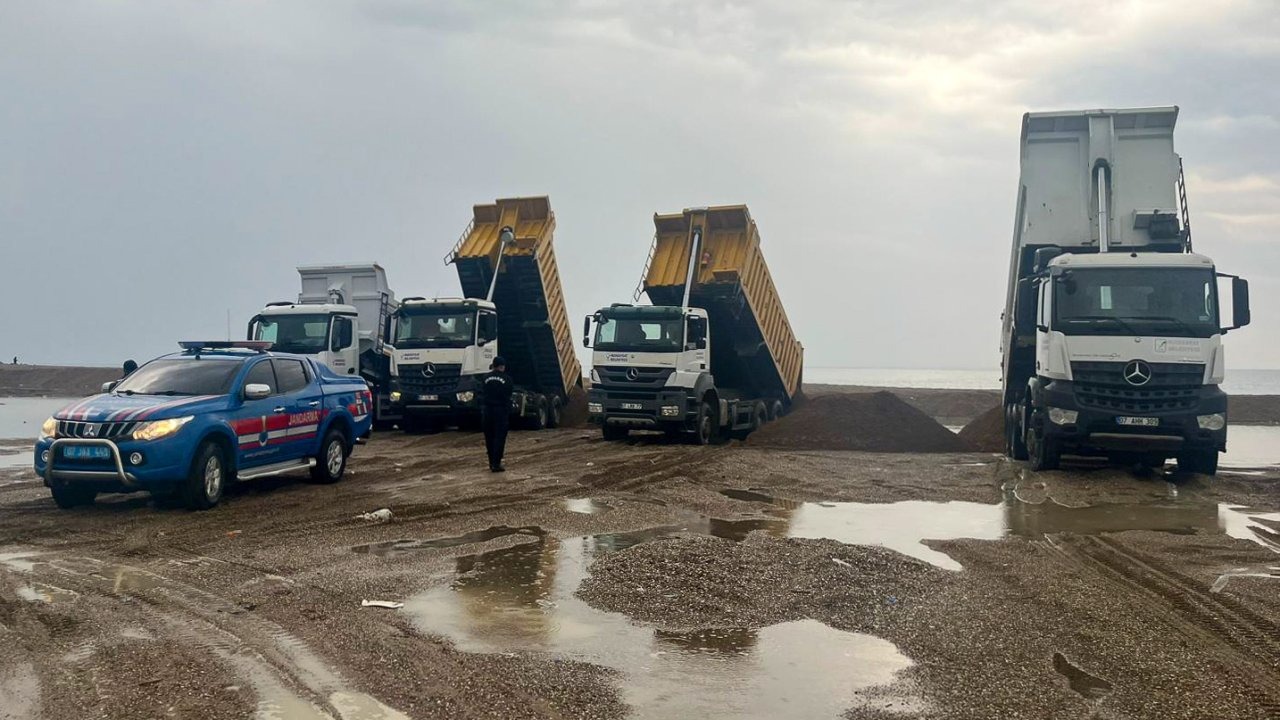 Çalınan 50 kamyon kum, sahilde dev çukurlara neden olan yerlerine döküldü