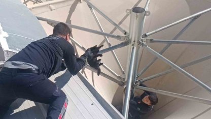 Çatıda mahsur kalan kediyi itfaiye kurtardı