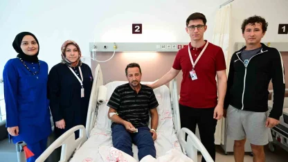 Çekiç kullanırken gözüne metal parça saplandı