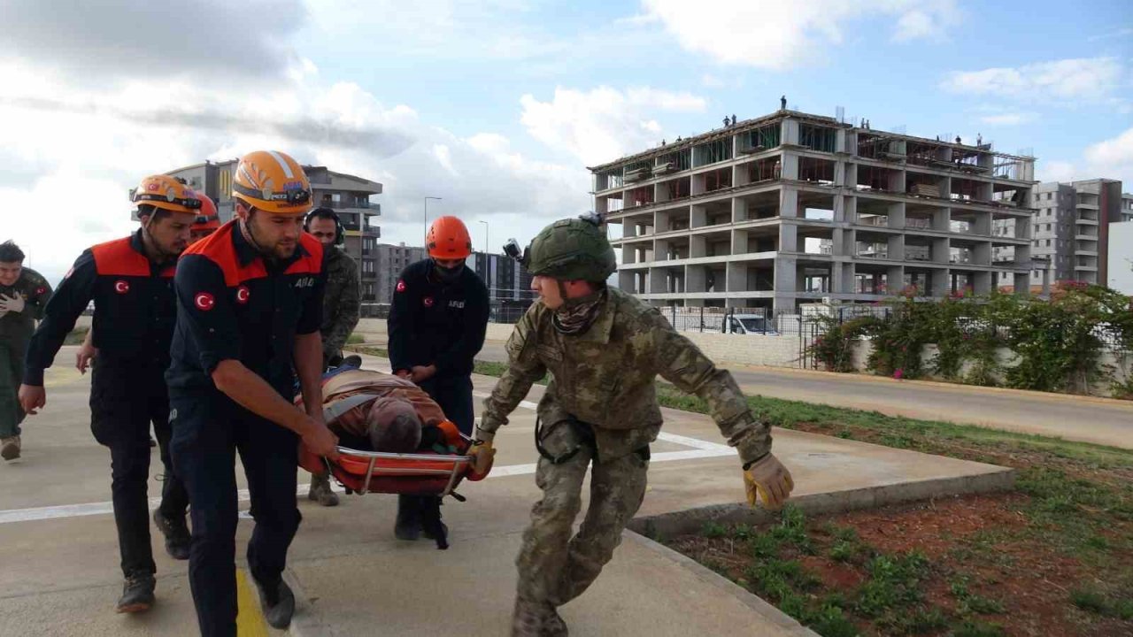 Dağın zirvesinde fenalaşınca ekiplerin kurtarmak için seferber olduğu adam hayatını kaybetti