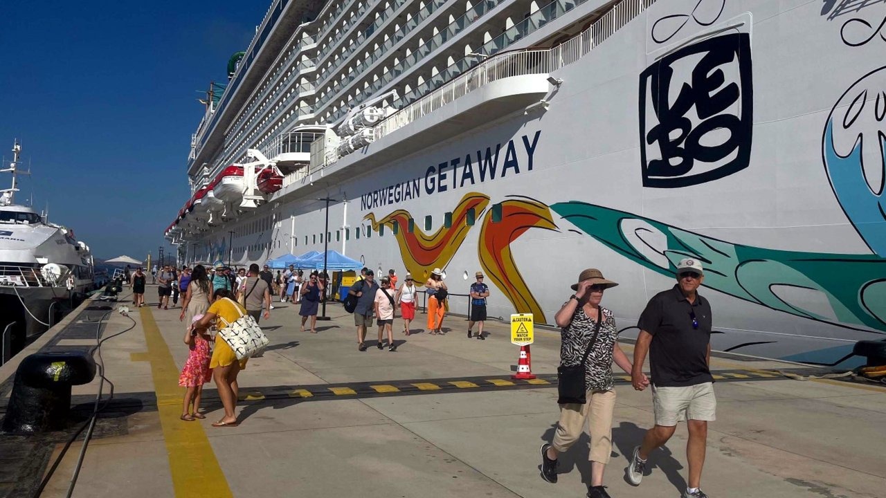 Deniz ve havadan 1 milyonu aşkın turist geldi