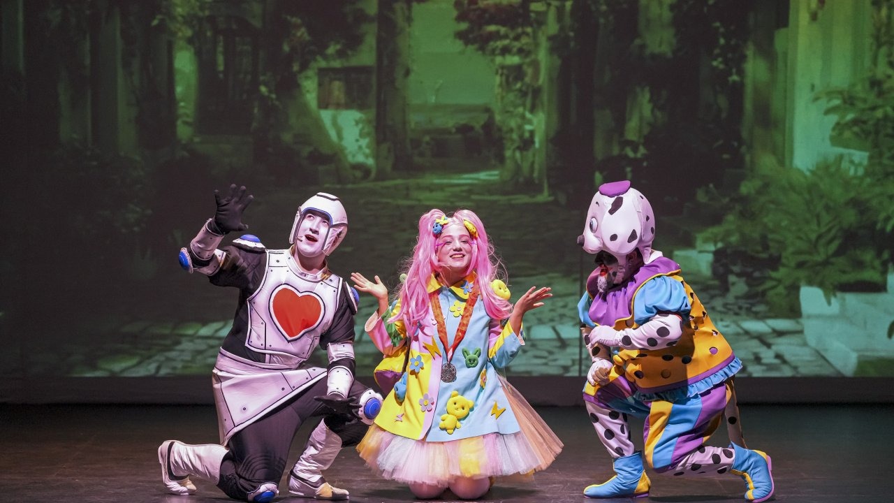 &#039;Dino Ormanı&#039; ile miniklerin neşeli sesleri sahneyi doldurdu