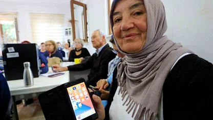 Dolandırıcıların hedef kitlesi 60 yaş üzerine akıllı telefon kullanımı eğitimi