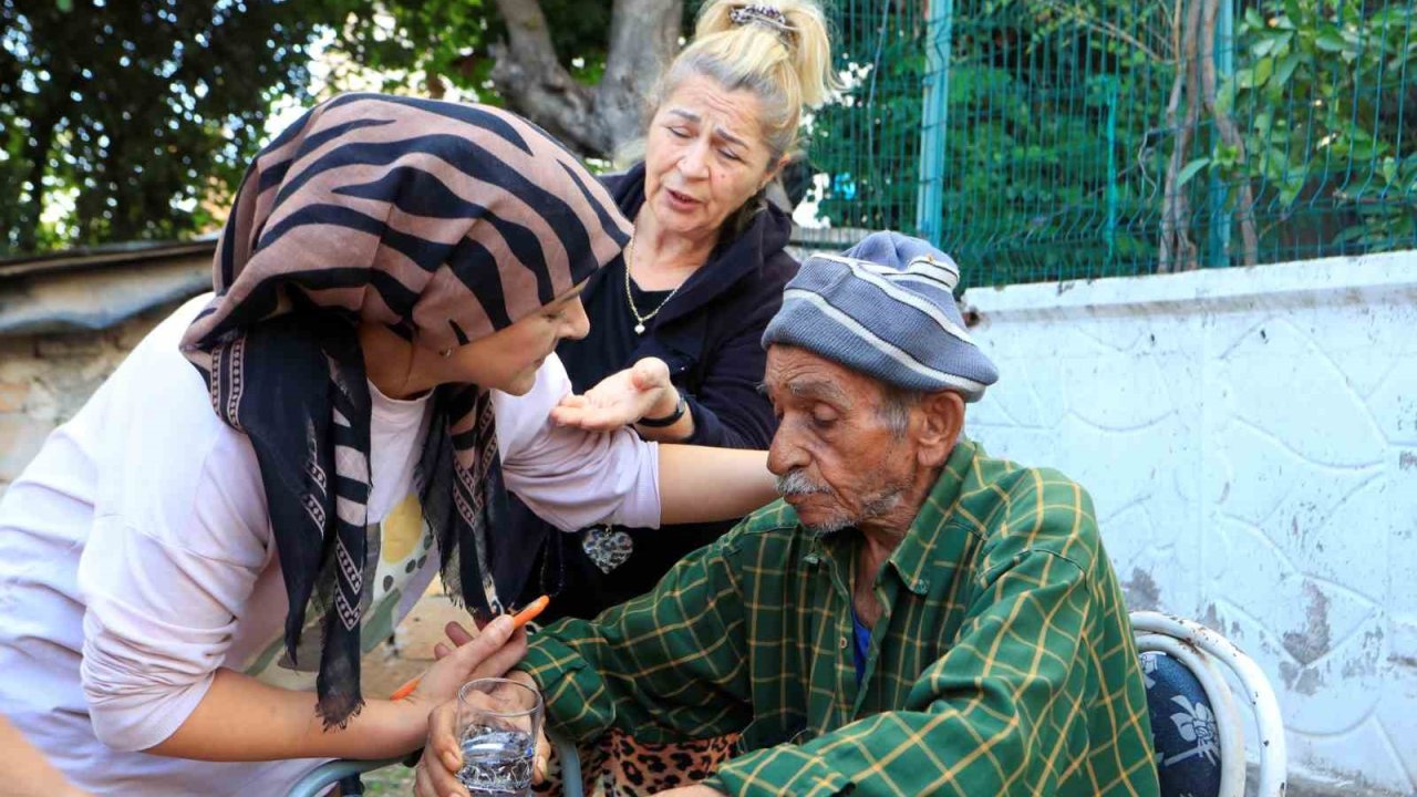 Evde çıkan yangında yaşlı çiftin yardımına komşuları koştu