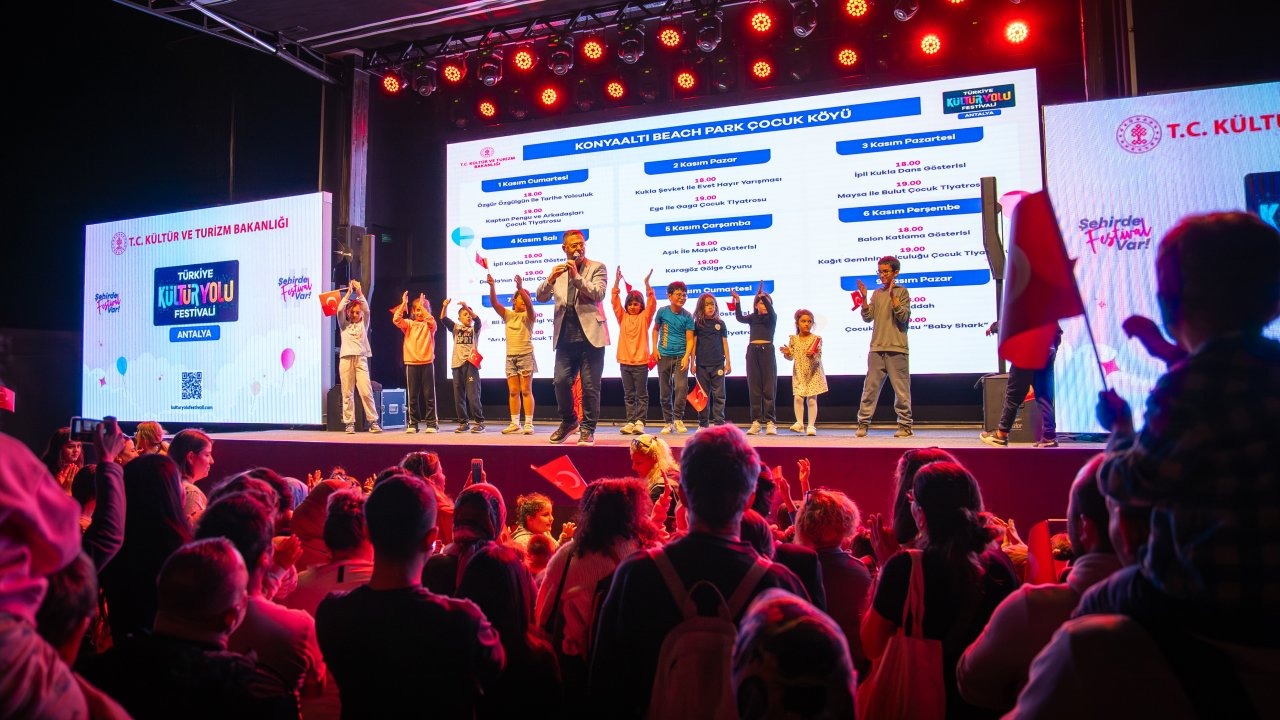 Festival heyecanı Antalya&#039;nın her köşesinde
