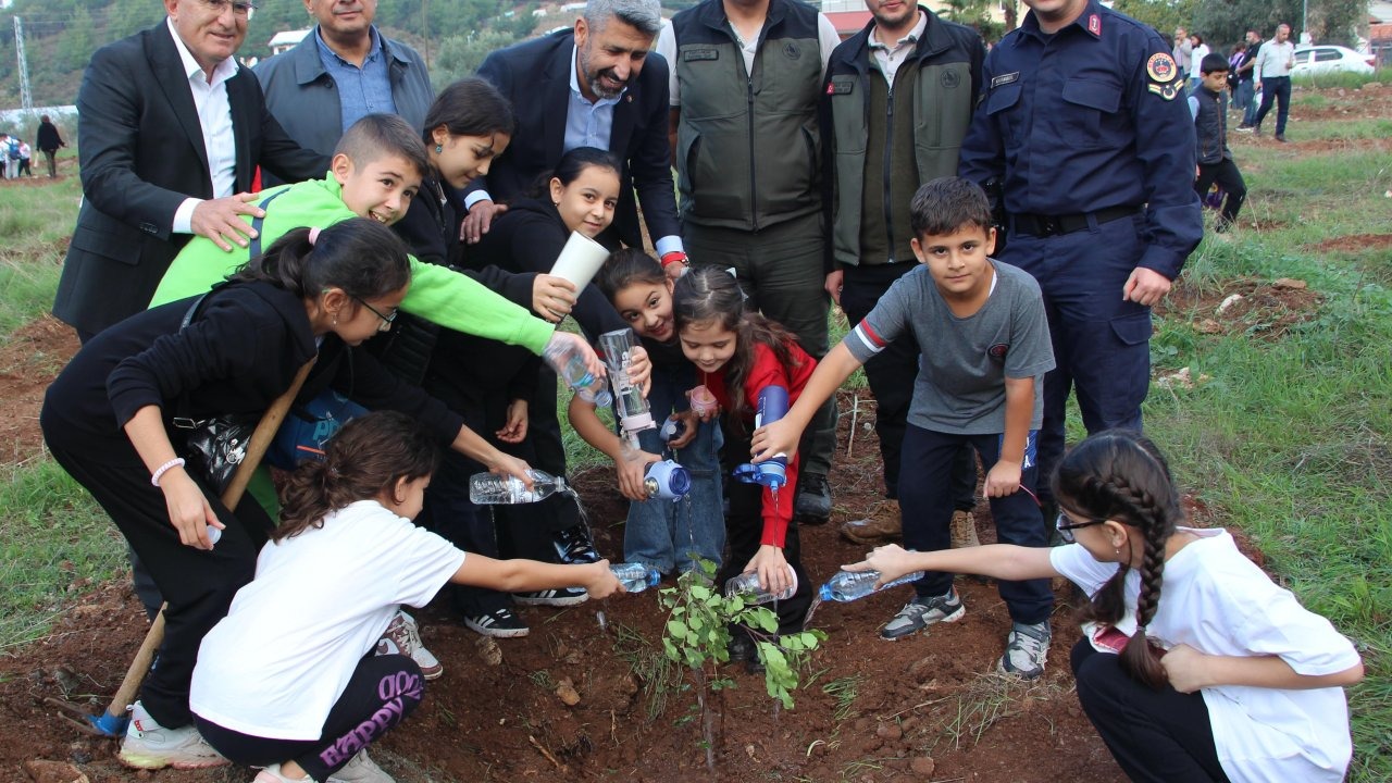 Fidanlara can suyunu öğrenciler verdi