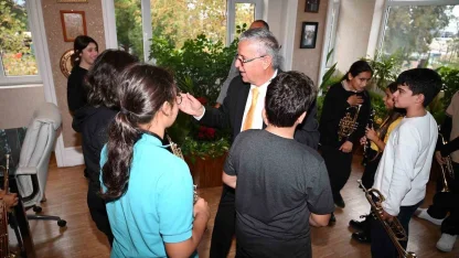 Geleceğin müzisyenlerinden Başkan Topaloğlu’na Öğretmenler Günü sürprizi