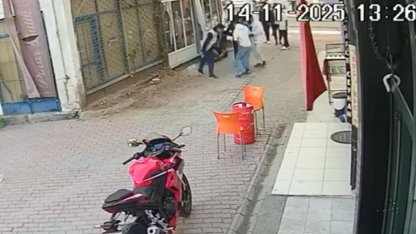 Gençlerin kavgası kanlı bitti: Bıçaklayıp, hiçbir şey olmamış gibi uzaklaştı