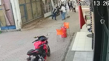 Gençlerin kavgası kanlı bitti: Bıçaklayıp, hiçbir şey olmamış gibi uzaklaştı