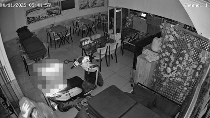 Güvenlik kamerasını etkisiz hale getirdi, kasadaki parayı ve motosikleti çalıp kayıplara karıştı