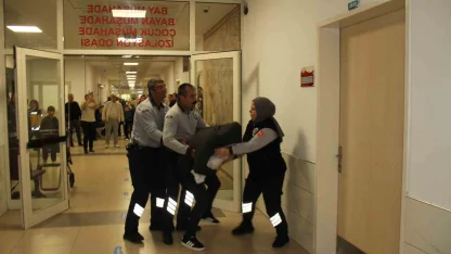 Hastane acilindeki tatbikat gerçeğini aratmadı: Hasta ve yakınları usta oyunculara taş çıkardı