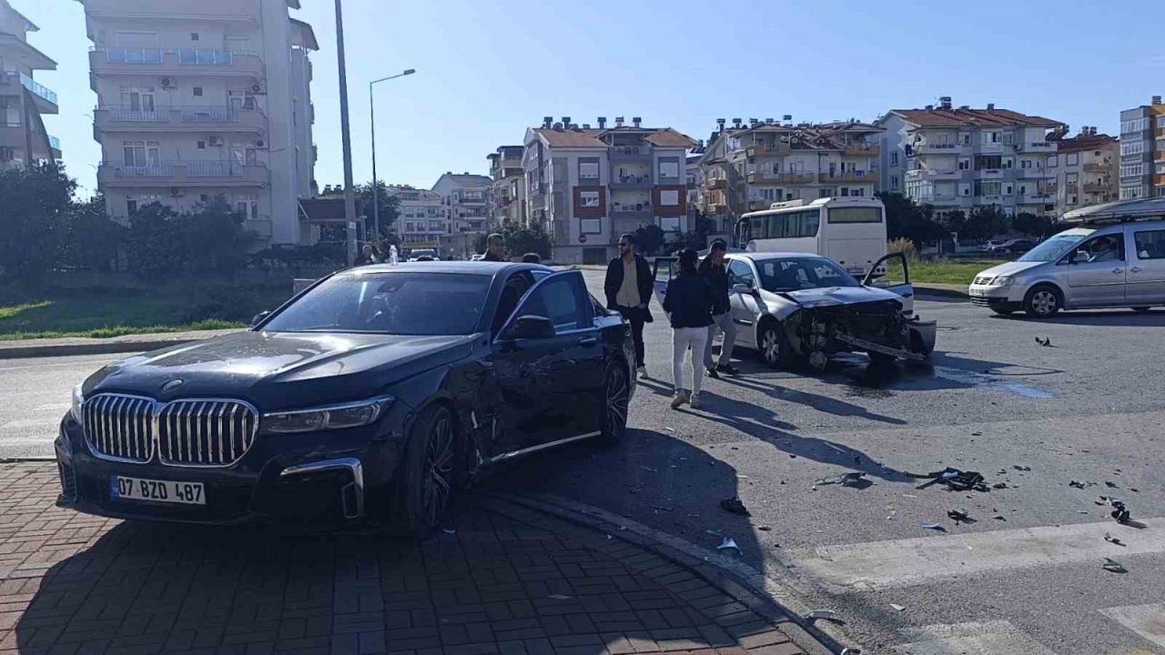 İl Sağlık Müdürlüğü aracı kaza yaptı: 2 sağlık çalışanı yaralandı