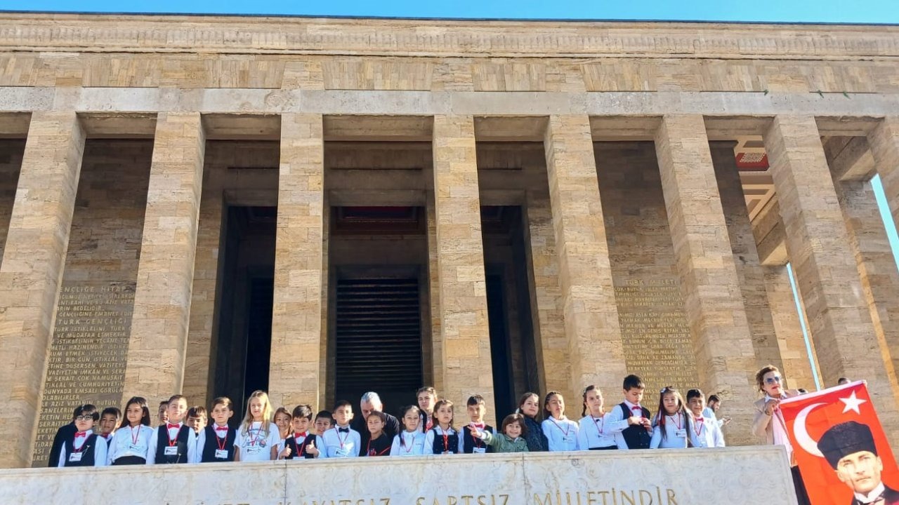 İlkokul öğrencileri, Anıtkabir&#039;de Ata&#039;yı andı