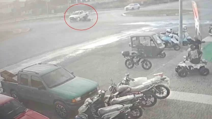 Kamyonetle çarpışıp motosikletiyle 25 metre sürüklendi, kask sayesinde hayata tutundu