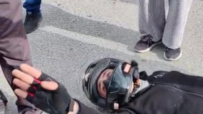 Kazada yaralandı, çarpıştığı aracın sürücüsü ve çocuğunun korktuğunu görünce kendi acısını bir kenara attı