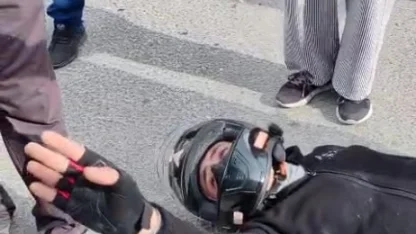 Kazada yaralandı, çarpıştığı aracın sürücüsü ve çocuğunun korktuğunu görünce kendi acısını bir kenara attı