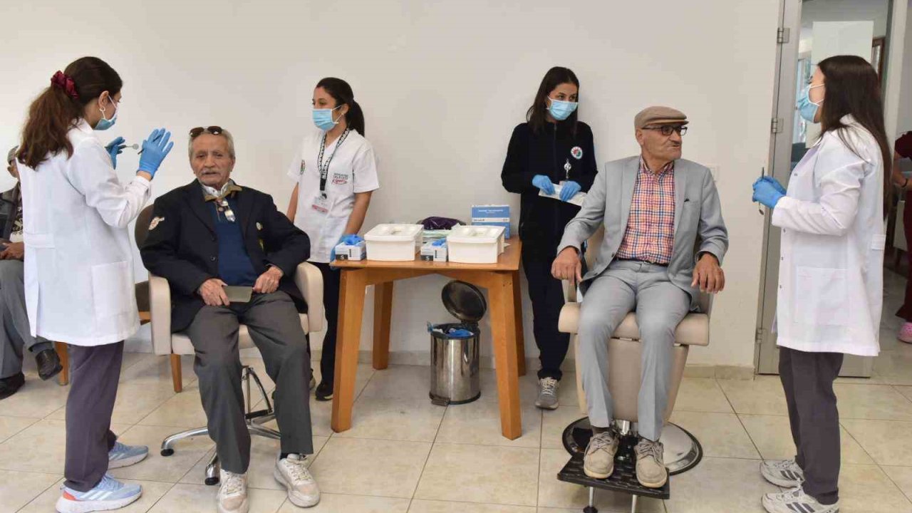 Kepez Belediyesi’nden huzurevi sakinlerine ağız ve diş sağlığı taraması